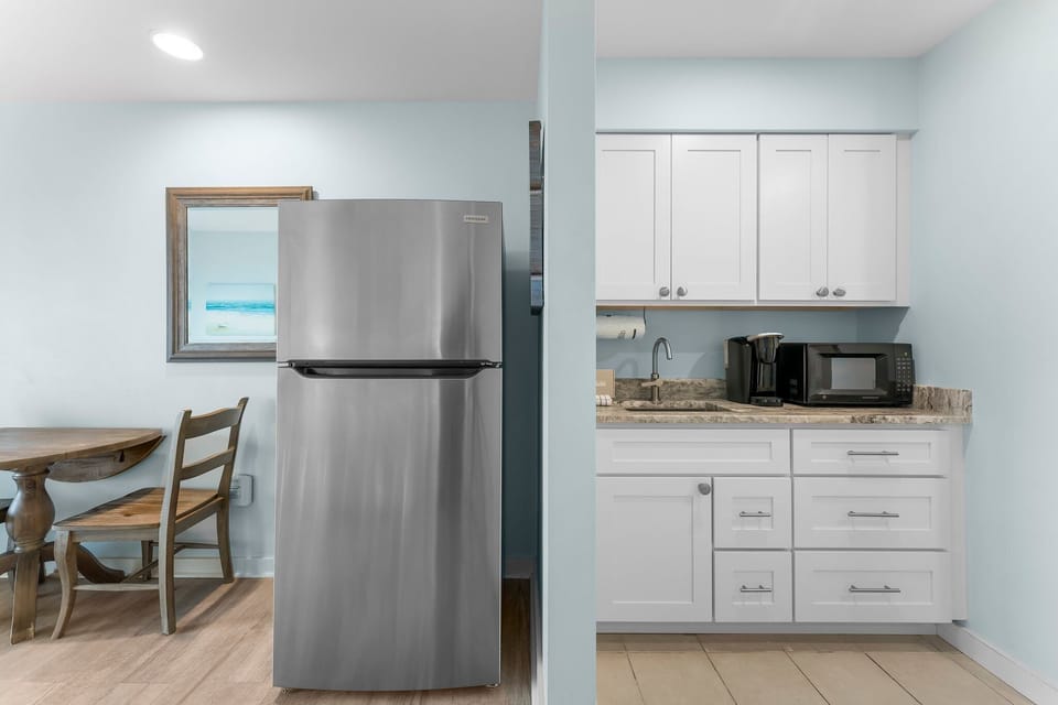 Kitchenette & Fridge