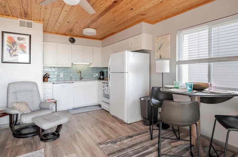 Open concept living with kitchen, dining and euro recliner facing the ocean! 