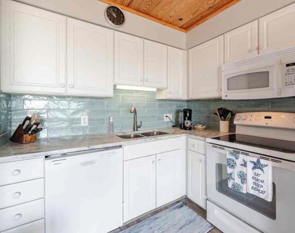 Clean and updated efficent kitchen with cooking basics. Dishwasher & fridge, 