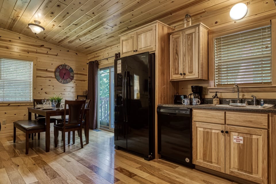 Cabin in the Smokies "Dreams Come True" - Kitchen and dining area