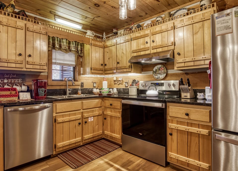 Cabin in the Wears Valley "Mountain Magic" - Fully furnished kitchen with stainless steel appliances