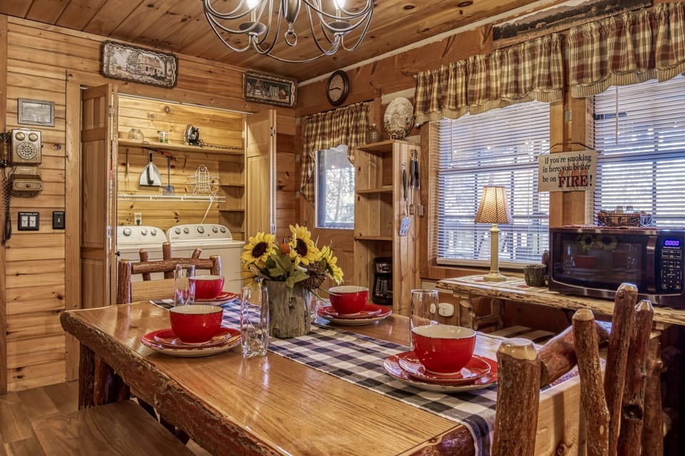 Pigeon Forge Log Cabin "Mountain Magic" - Dining table