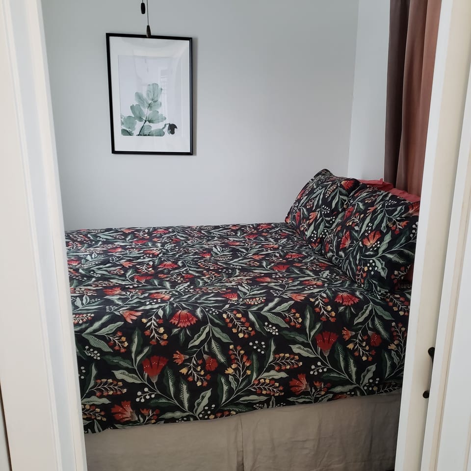 Full size bed 