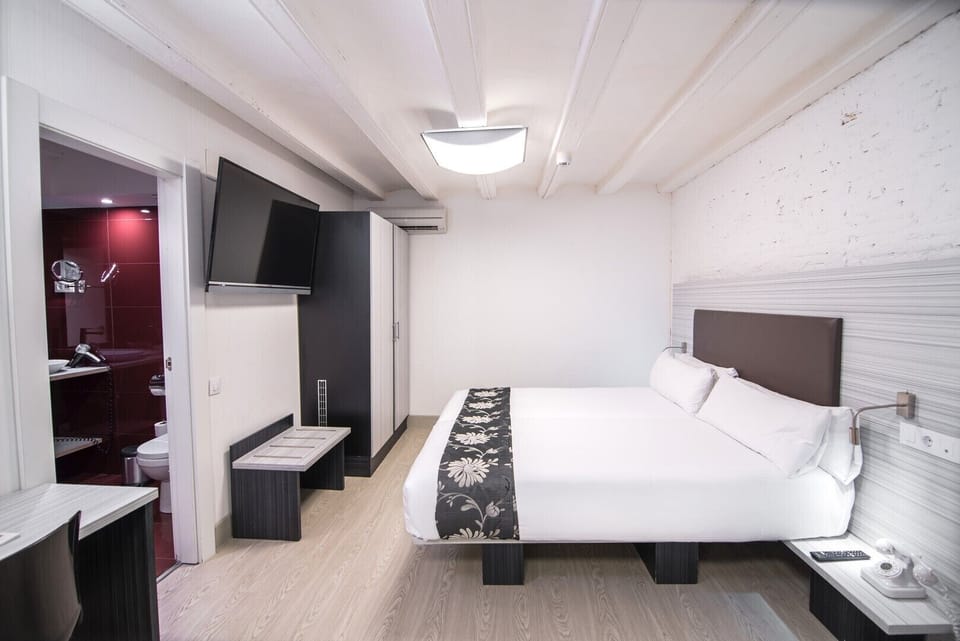 Bedroom w/ en-suite 