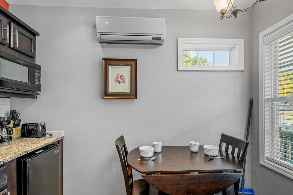 Marcy cottage kitchenette/dining area 