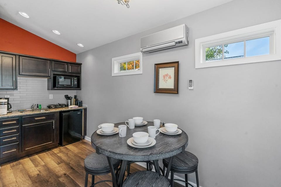 Cascade cottage dining area/kitchenette