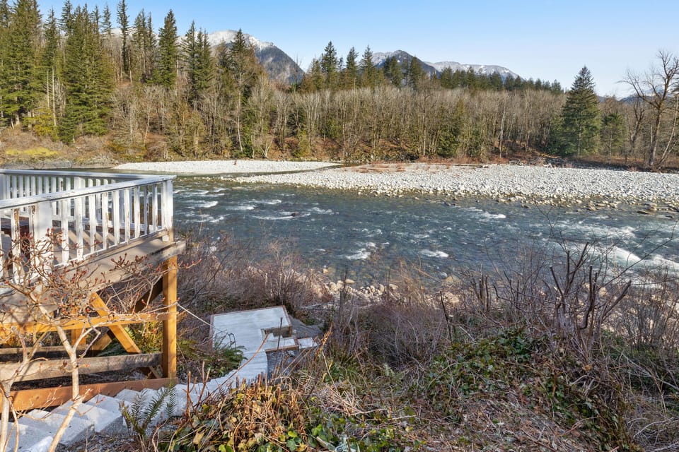 Steps to the river view (Please exercise caution, river is NOT accessible from these steps!)