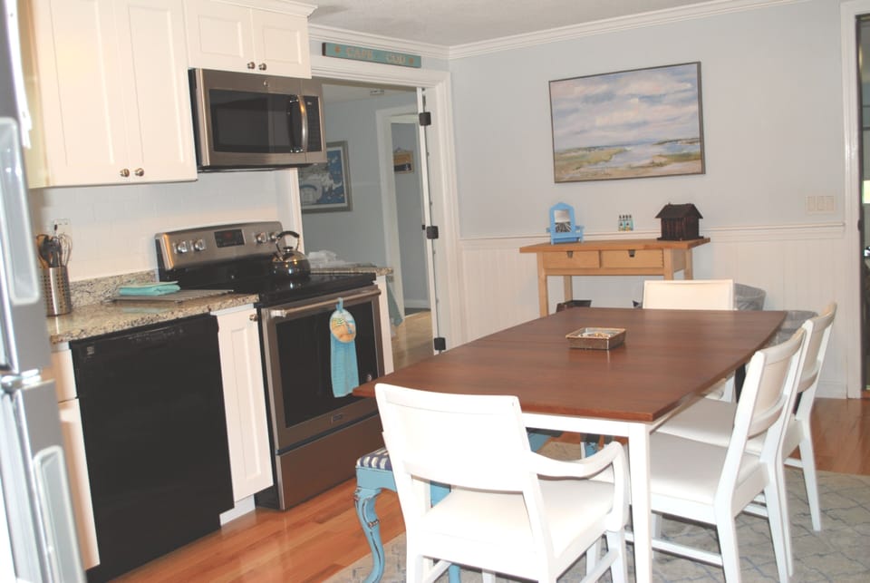 Table for 6 in the kitchen for inside dining