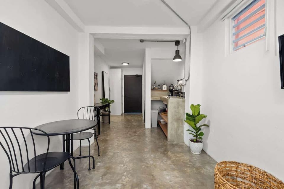 A modern mix of classic style and warm elements soothes the senses