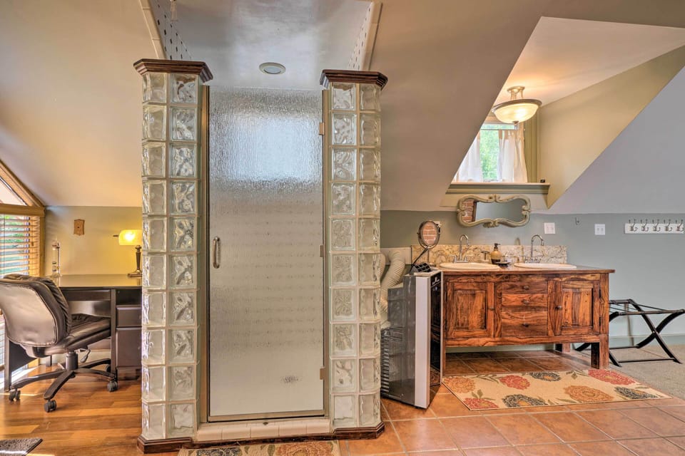 En-Suite Bathroom | Towels Provided