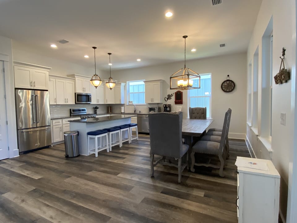 Kitchen and dining are perfect for large family gathering. 