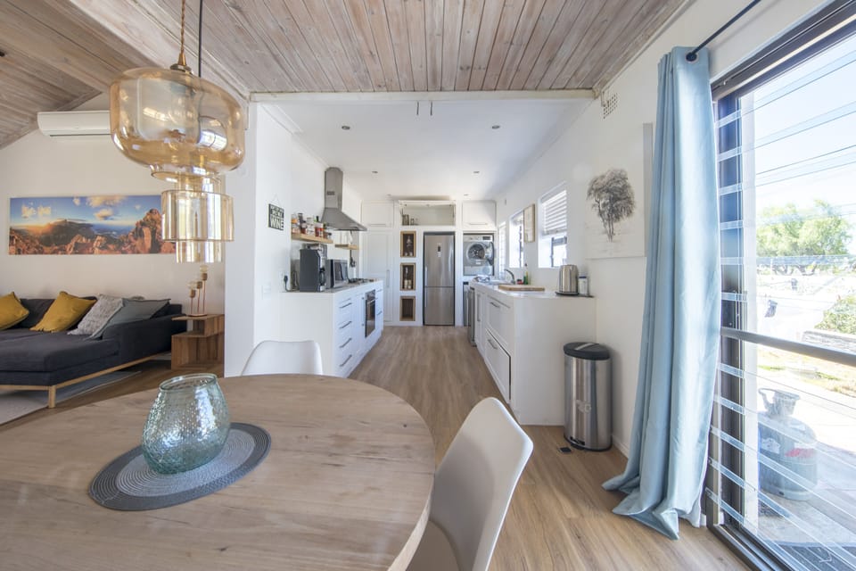 Cottage Sauvignon - Dining Area open-plan to Kitchen
