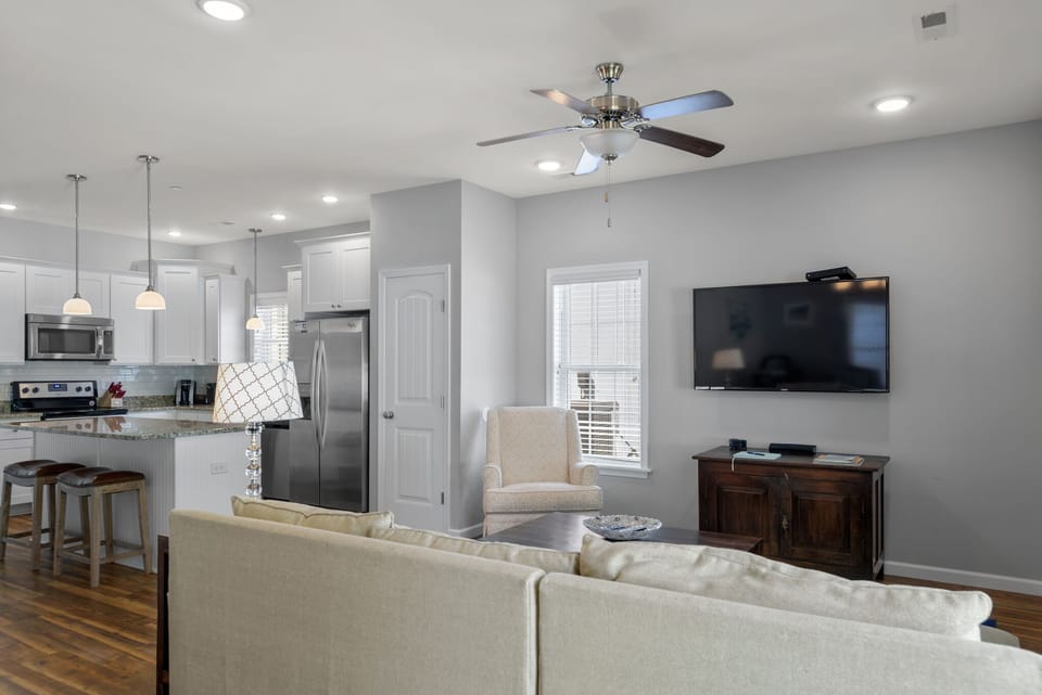 BB37: The E Gull Has Landed | Bottom Level Living Area