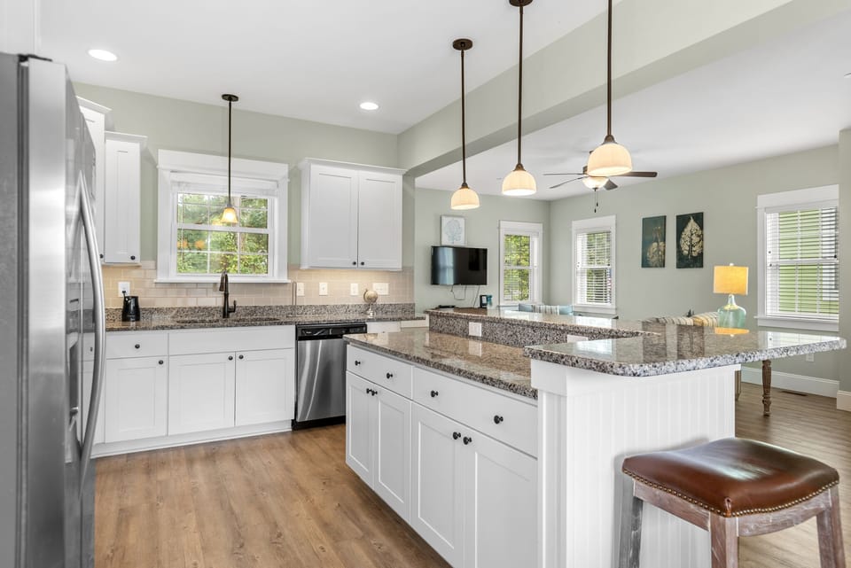 BB39: Bay Breeze | Mid Level Kitchen