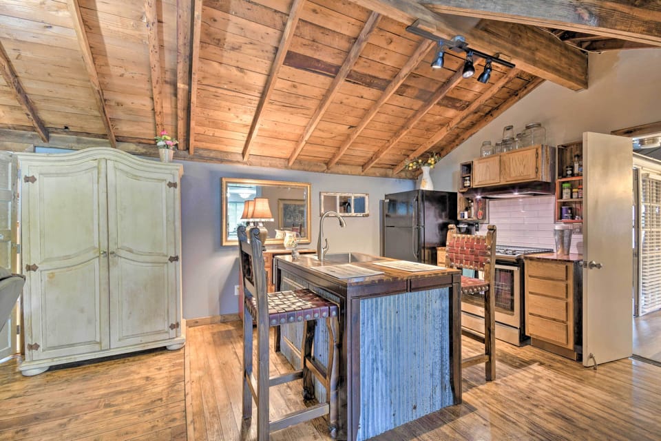 Hot Springs Vacation Rental | 2BR | 1BA | 1 Story | 1,260 Sq Ft