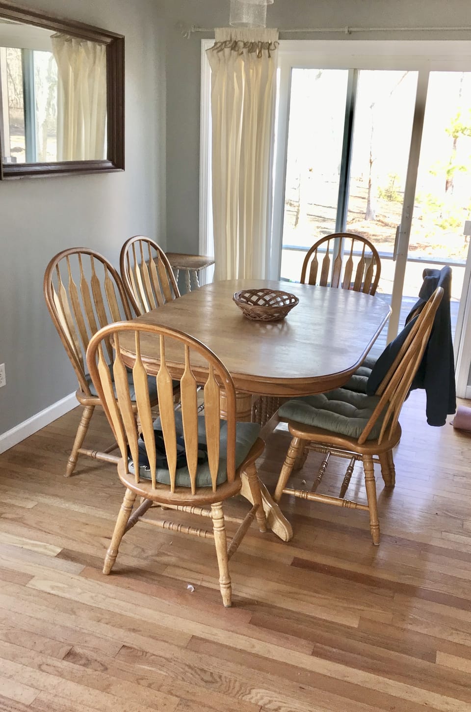 Dining area with seating for 6
