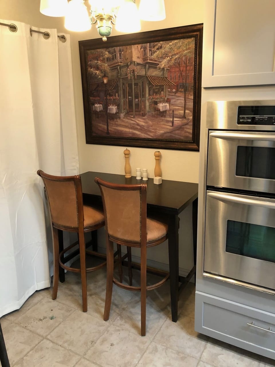 Kitchen eating bar & ovens