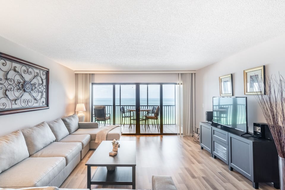 Building, Indoors, Furniture, Living Room, Room
