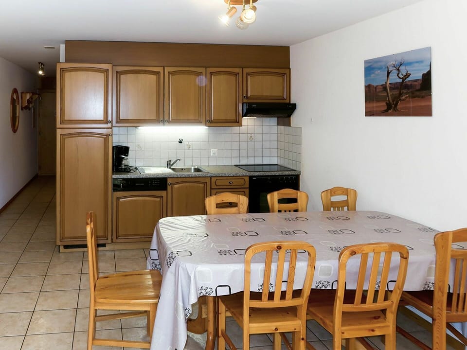 Room, Furniture, Property, Building, Dining Room, Floor, Kitchen, Table, House, Interior Design