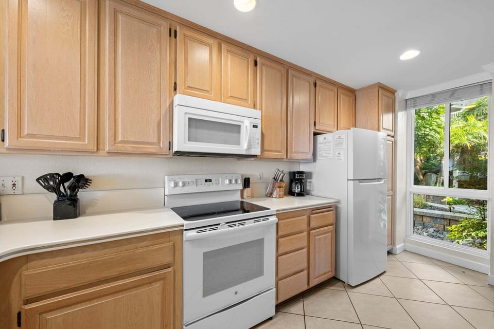 Large kitchen with ample cabinet/counter space