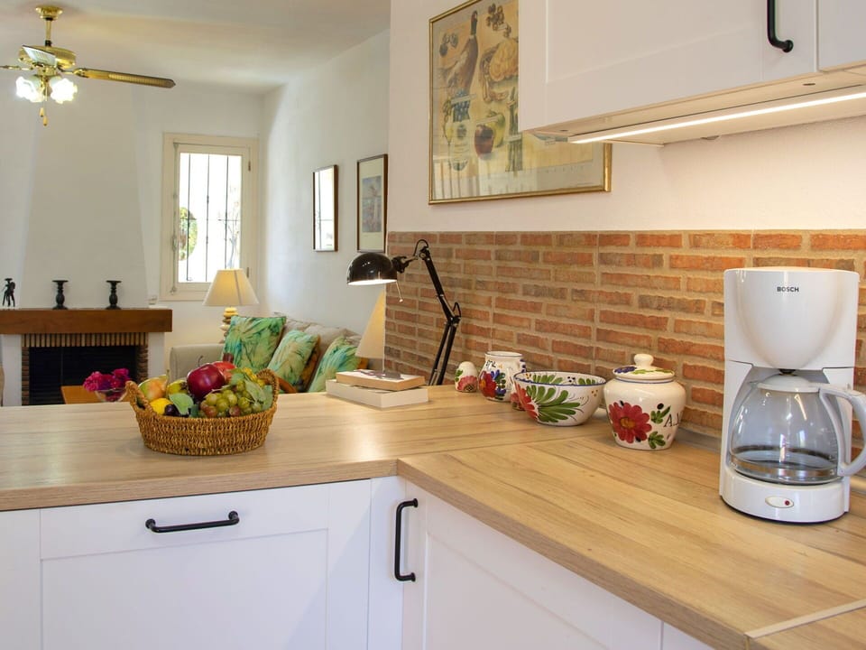 Countertop, Room, Kitchen, Property, Tile, Interior Design, Furniture, Cabinetry, Floor, Shelf