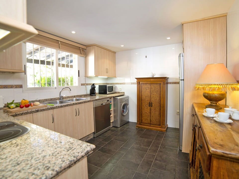 Countertop, Property, Room, Kitchen, Furniture, Cabinetry, Building, Floor, Interior Design, Real Estate