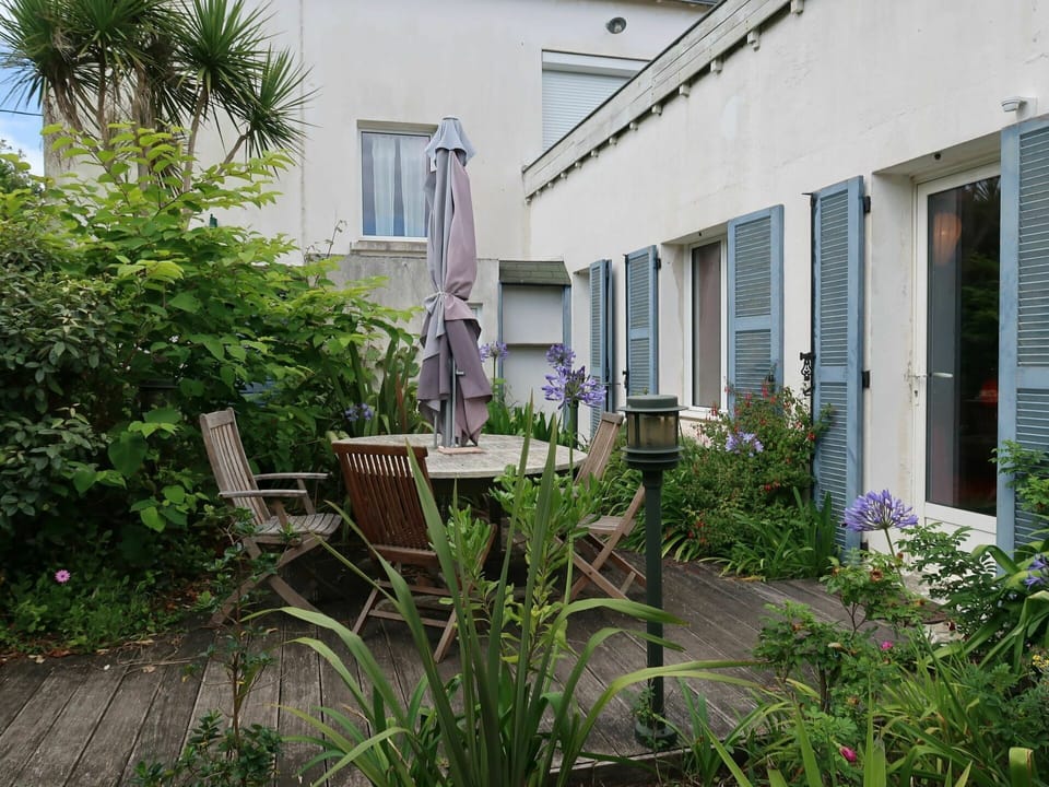 Property, Vegetation, Residential Area, House, Home, Neighbourhood, Real Estate, Yard, Architecture, Building
