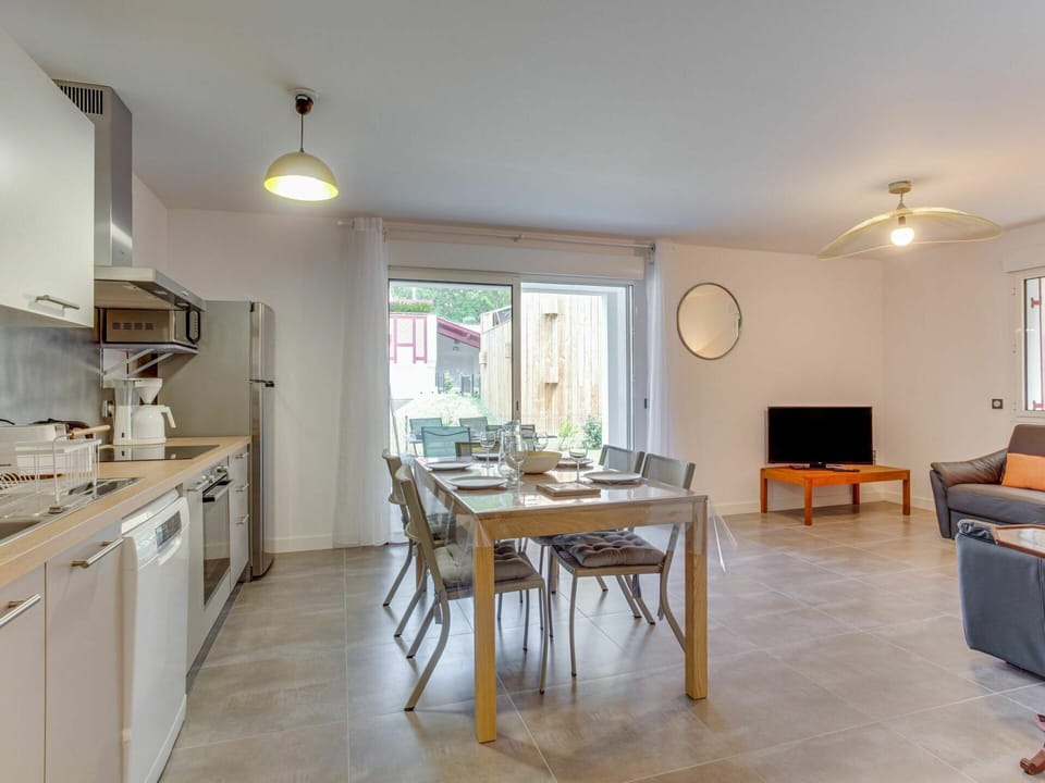 Room, Furniture, Property, Countertop, Interior Design, Floor, Building, Kitchen, Ceiling, House