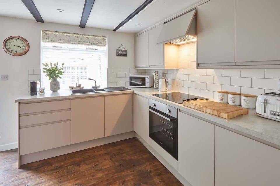 Dolphin Cottage 1736, Whitby - Host & Stay