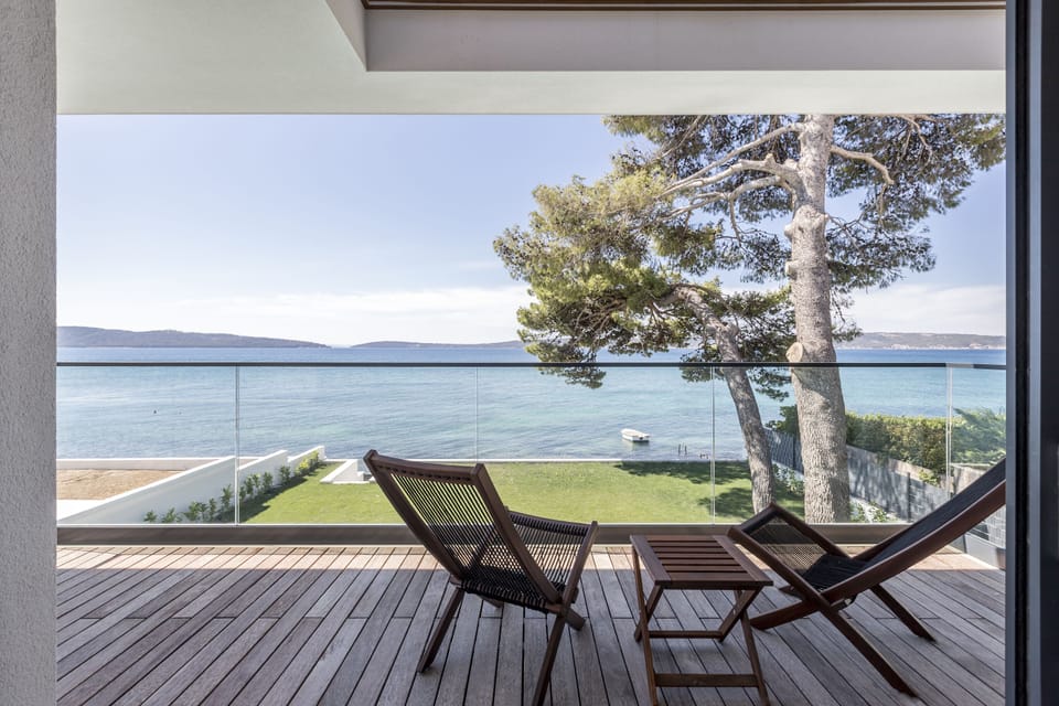 Bedroom with balcony and sea view
