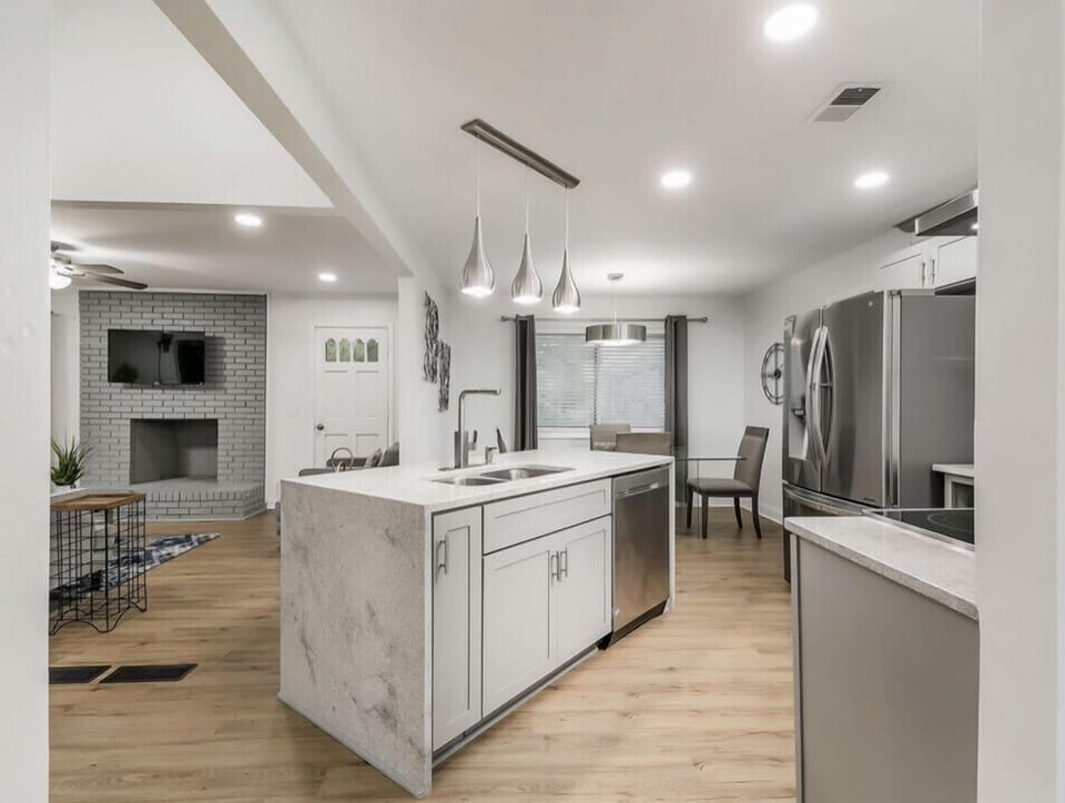 Granite, Stainless appliances, open space