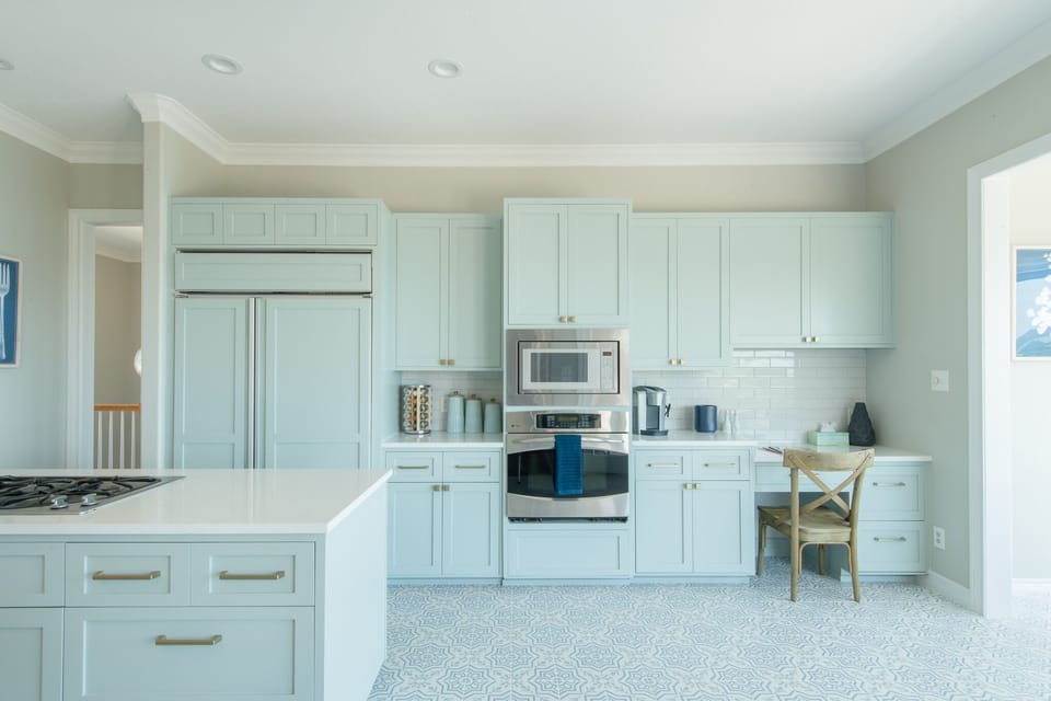 Spacious kitchen with dishwasher, disposal, microwave, oven & stove