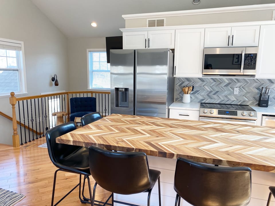 The large refrigerator offers plenty of room for your groceries & drinks!