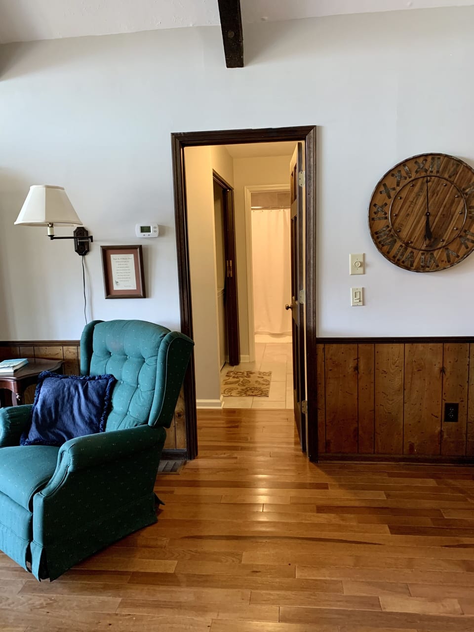 Right side entry w/ 2 bedrooms and bath