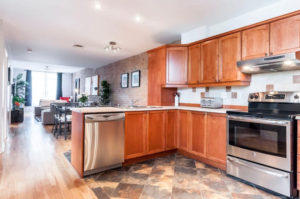 Fully equipped kitchen. Wi-Fi. Cable TV. Local phone. A/C.