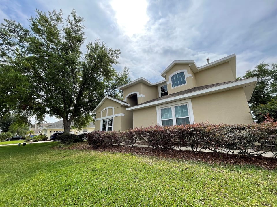Renovated 6 Bedroom 4 Bathroom