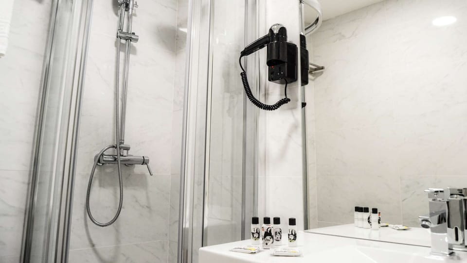 Double Room with Private Ensuite Bathroom