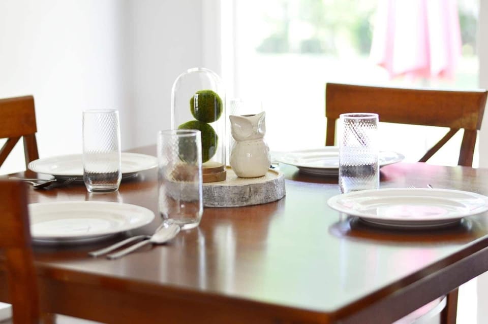 Dining table - plates / cups / fully furnished kitchen 