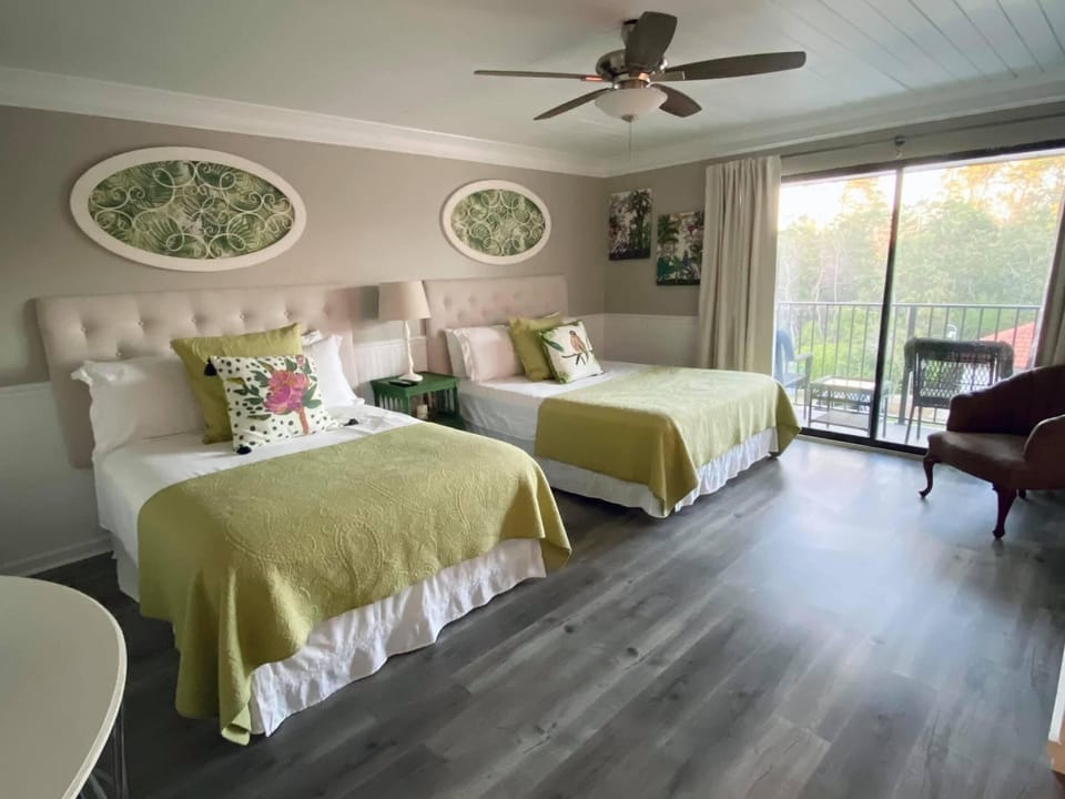 Bedroom 2 (1 queen & 1 full)