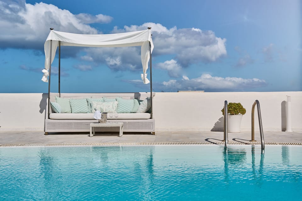 Pool surrounding that stimulate the senses. 