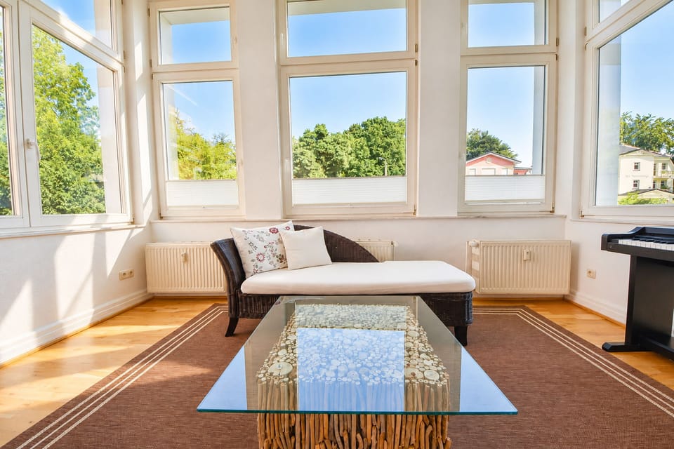 Villa Sonnenschein 06 - generously laid out and stylishly furnished Apartment in Heringsdorf