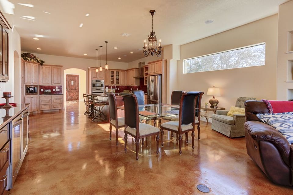 Dining room seats 6