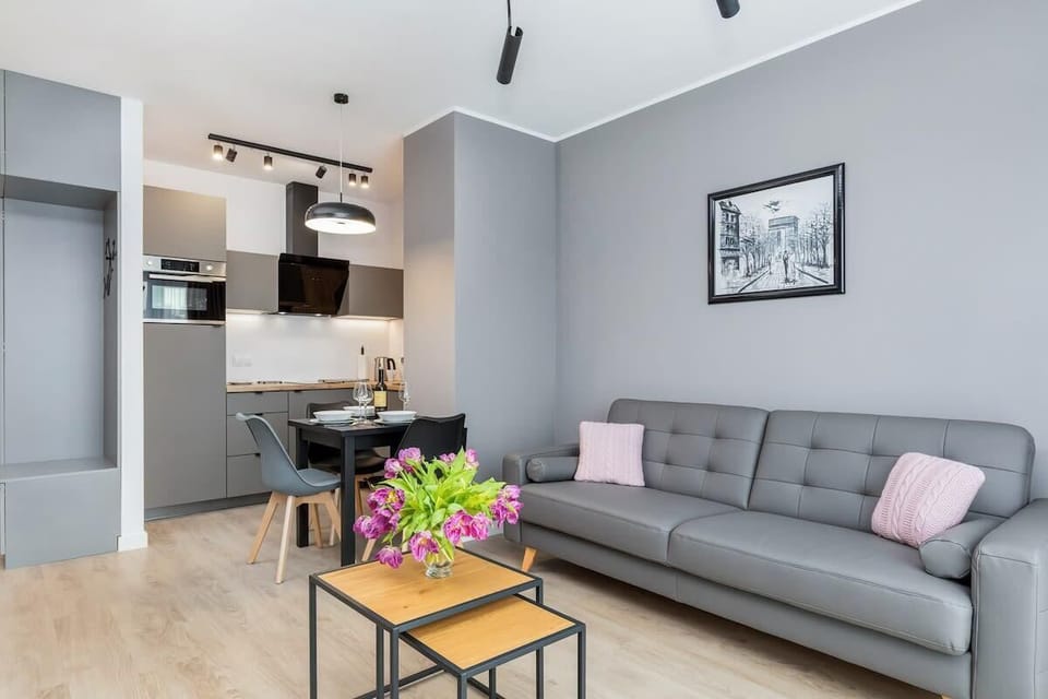 Stylish living room with coffe table. 