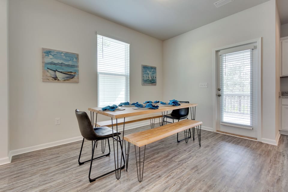 Dining Area | Dishware & Flatware Provided