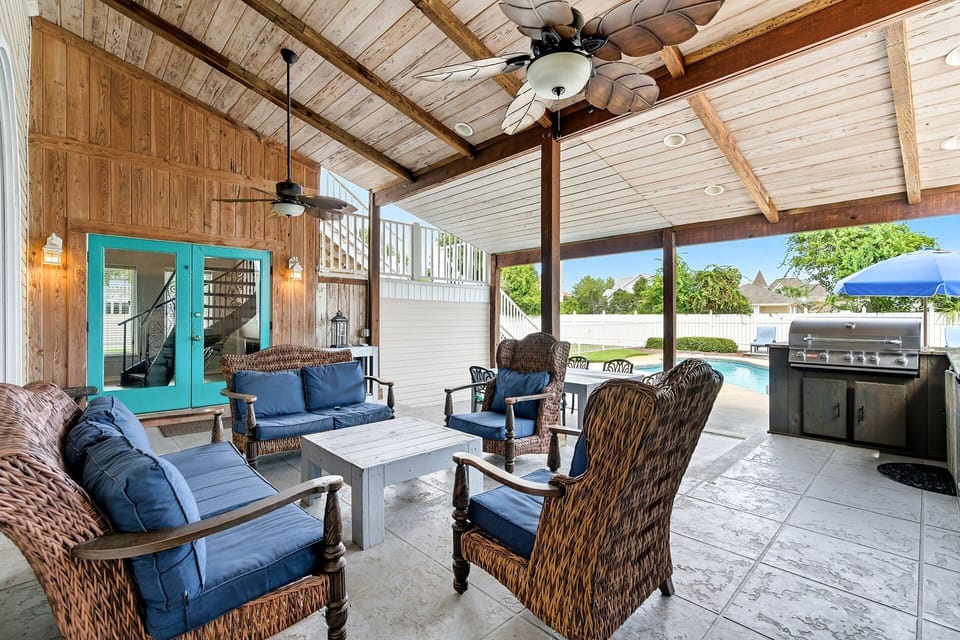 Southern Jewel - Crystal Shores - Back Patio & Seating Area