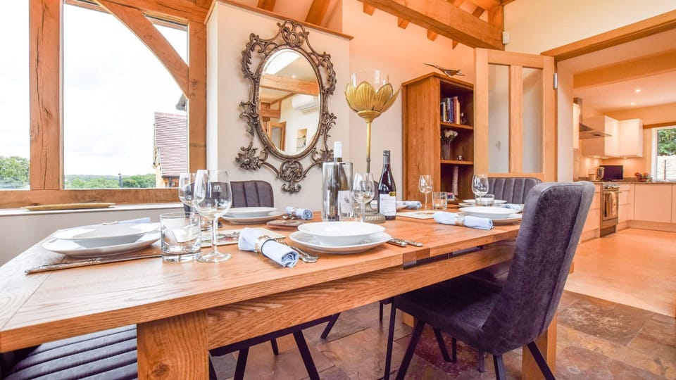 Dining area in conservatory, Hyde Tyning Cottage, Bolthole Retreats