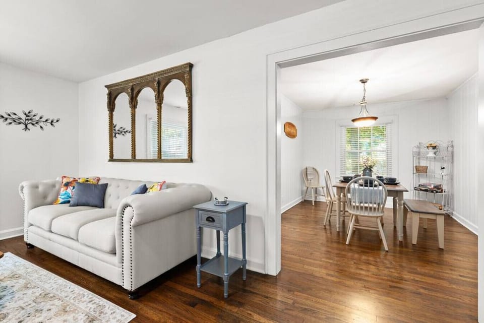 Welcome to our bright & cheerful home - we can’t wait to have you! ☀️