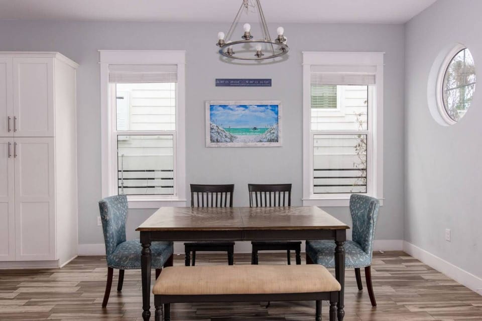 Dining area with seating for 6 guests