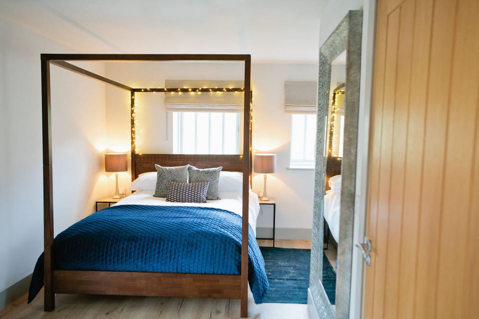 Sumptuous bedroom with luxurious ensuite bathroom (Matilda Delves Photography)
