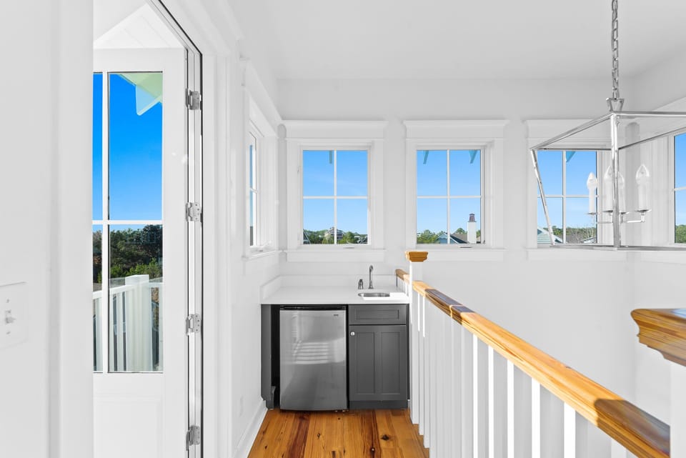 Third Floor: Wet Bar